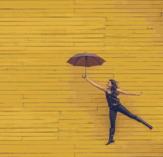 Frau mit Schirm GfK quadratisch